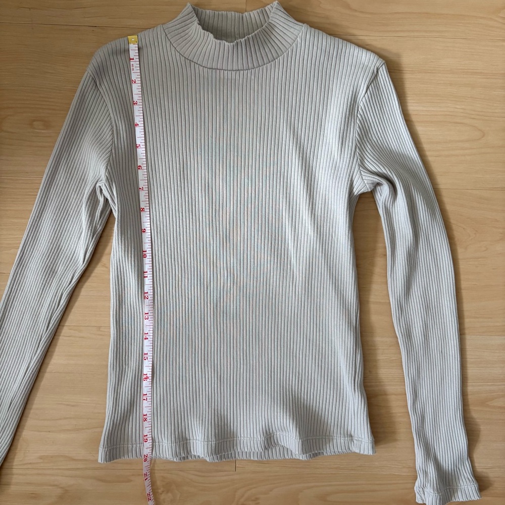 Uniqlo Ribbed Beige Turtleneck Shirt Size Small Neutral Long Sleeve - Picture 6 of 9